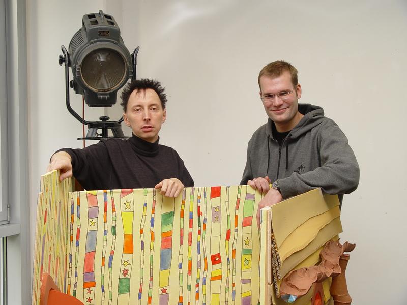 Gruppenbild OHNE King-Kong: Prof. Schopper und Chris Wieser im Design-Atelier der FH Nürnberg