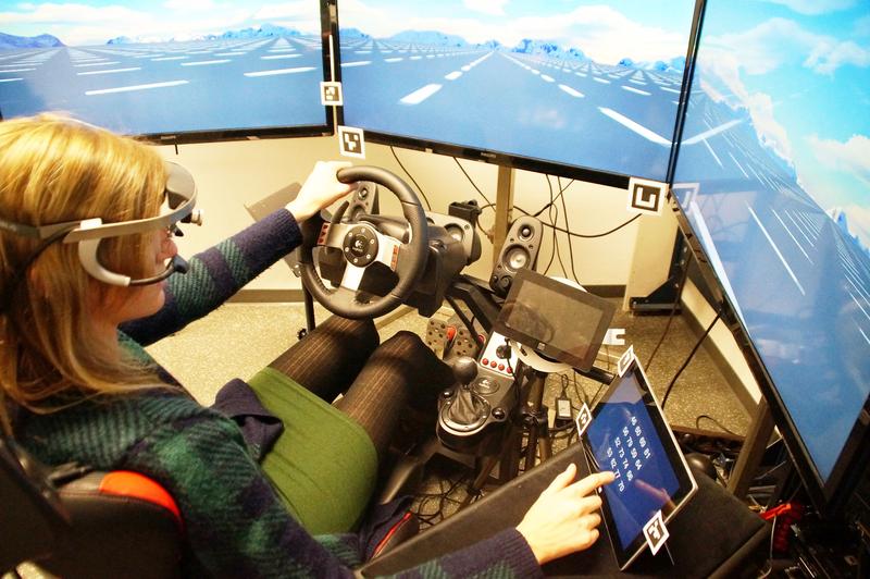In einem Ablenkungsexperiment soll die Probandin im Simulator "am Steuer" eine Aufgabe lösen.