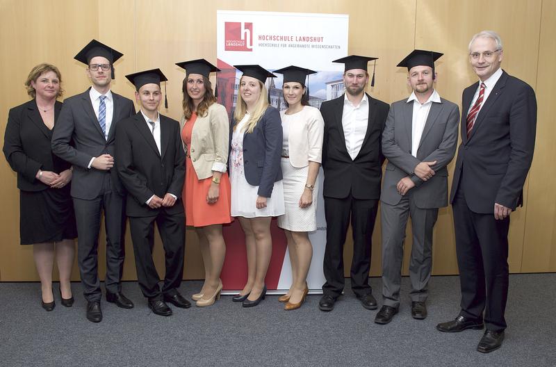 Präsident Prof. Dr. Karl Stoffel (re.) und Prof. Dr. Andrea Badura (li.) verabschiedeten die Absolventen des ersten Jahrgangs des berufsbegleitenden Bachelorstudiengangs Wirtschaftsingenieurwesen