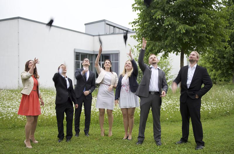 Nach der Zeugnisübergabe feierten die sieben Absolventen mit dem obligatorischen Hütewerfen das erfolgreich abgeschlossene Bachelorstudium