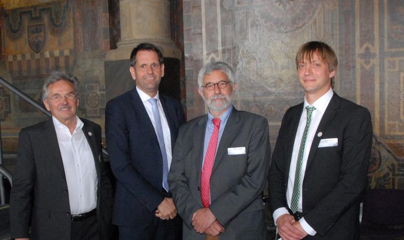 Preisstifter Dr. Jochen Stöbich mit Minister Olaf Lies, niedersächsischer Minister für Wirtschaft, Arbeit und Verkehr und den Organisatoren Prof. Dr. Schade Fraunhofer Heinrich-Hertz-Institut und 