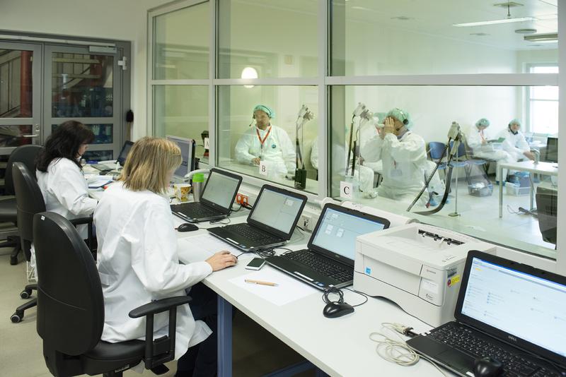 Am Fraunhofer ITEM haben die Wissenschaftler für klinische Studien zu allergischen Erkrankungen die Wiese ins Labor geholt – im Pollenraum herrscht ganzjährig Heuschnupfenzeit.