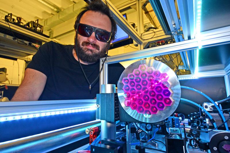 Das ATLAS Lasersystem im Laboratory for Extreme Photonics (LEX Photonics) der Ludwig-Maximilians-Universität dient als Lichtquelle für das neue, brillante Röntgenlicht. 