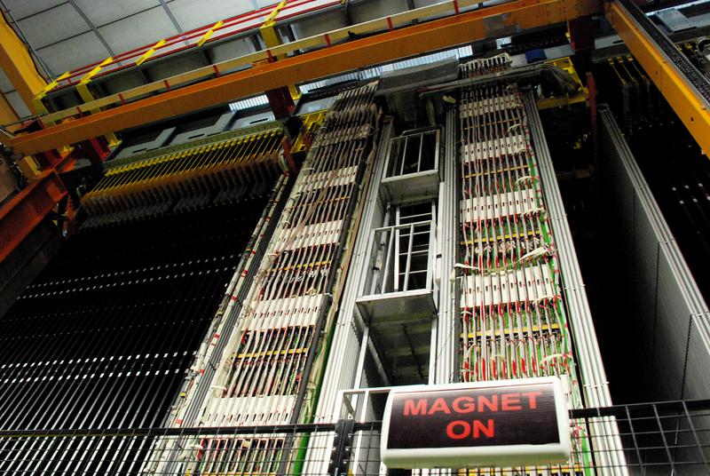 Der OPERA-Detektor: Ein Koloss von 4000 Tonnen mit etwa 20 Metern Länge, 10 Metern Höhe und 10 Metern Breite, um die kleinsten Elementarteilchen zu entdecken. 