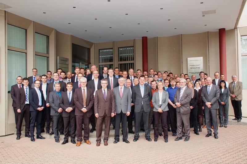 Gruppenfoto der Teilnehmer des 1. Statustreffens des Forschungsverbunds „Massiver Leichtbau“ am 12.05.2015, Stahl-Zentrum Düsseldorf