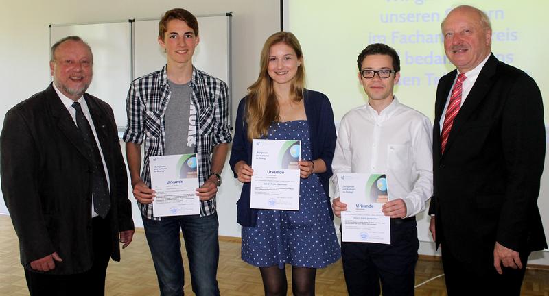 Verleihung des Facharbeitspreises: Rektor Prof. Dr. Bernd Werle, Teilnehmer Pierre-André Schneider, Zweitplatzierte Katharina Brandt, Sieger Julius Gardenier, Schirmherr Konrad Adenauer.