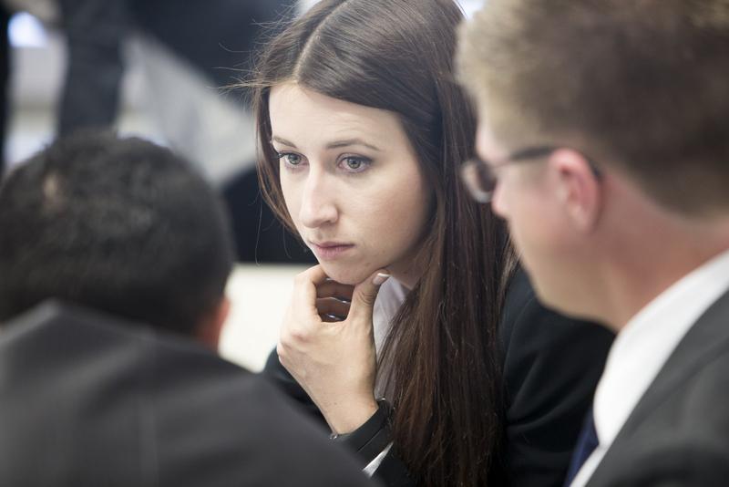 Alexa Drasites, MBA-Studentin der HHL Leipzig Graduate School of Management, mit ihrem Team während des Finals der Weltmeisterschaft in Verhandlungsführung. Foto: Christian Müller: