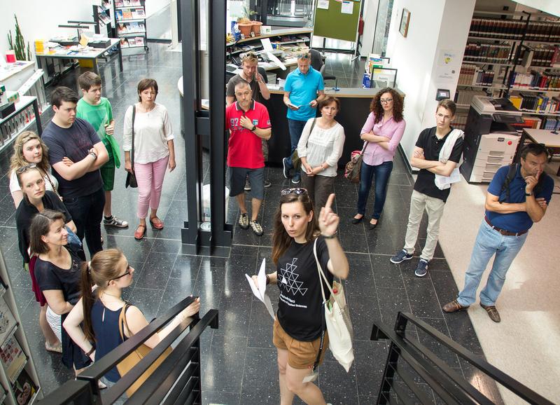 Besonders stark nachgefragt waren in diesem Jahr bei bestem Sommerwetter die Campusrundgänge, bei denen Studierende ihren Hochschulcampus vorstellten und aus dem Studentenleben berichteten.