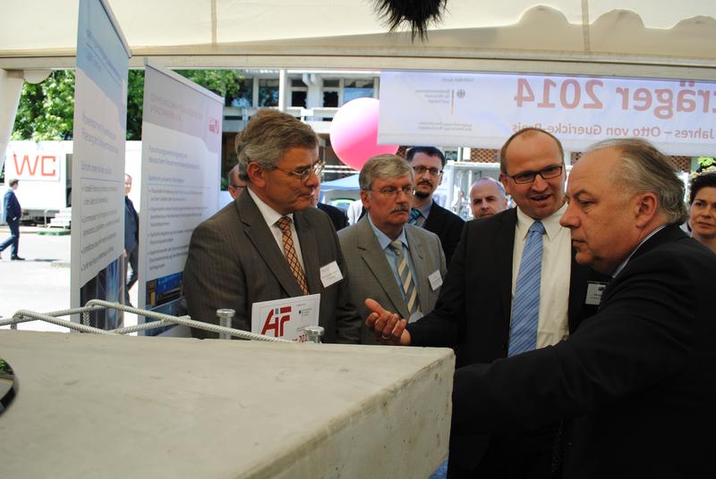 Staatssekretär Machnig (rechts) lässt sich die Vorteile der Bauweise von Mark Huckshold (GAV), Dr. Hans-Joachim Wieland (FOSTA) und Prof. Dieter Ungermann (TU Dortmund) erklären.