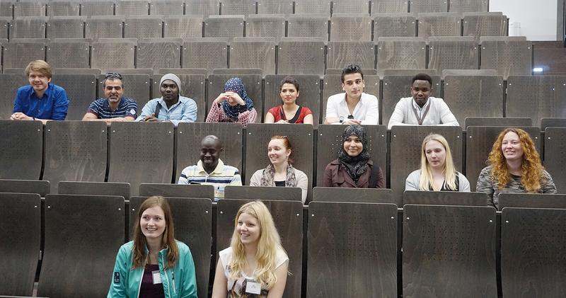 Studierende, die nach der Flucht nun an der Universität Hildesheim studieren, im Hörsaal 4 am Uni-Hauptcampus mit Professor Hannes Schamman (li) und Daoud Naso (2.v.li, Asyl e.V.) und Anker-Peers.