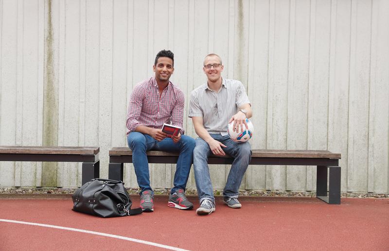 Omar Fahmy und Dominik Feer, Sportstudenten der Universität Hildesheim, arbeiten mit Jugendlichen einer Sprachlernklasse in einer Hildesheimer Gesamtschule zusammen. Sie kombinieren Lernen und Sport.