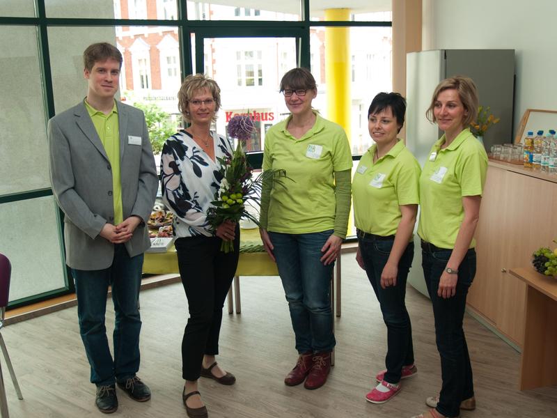 Blumen für die 1.000 Studienteilnehmerin im NAKO Studienzentrum Neustrelitz - Carsten Jenning (v. li.), Anja Annutsch (1.000. Studienteilnehmerin), Pia Hoffmann, Carina Päschel und Yvonne Roahl.