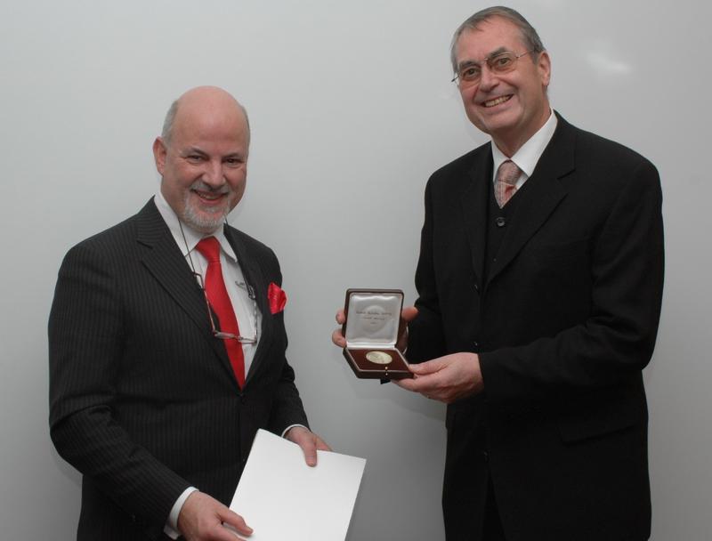 Prof. Dr. Dr. h.c. Hans-Günther Sonntag (rechts) wurde von Professor Dr. Martin Exner, Vorstandsvorsitzender der Rudolf-Schülke-Stiftung, mit der Hygieia-Medaille 2005 ausgezeichnet. 