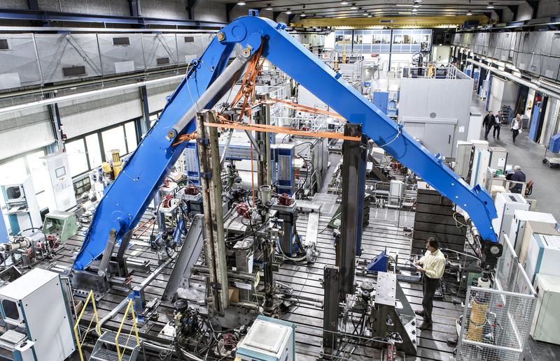 Experimentelle Simulation: Prüfaufbau im großen Versuchsspannfeld des Fraunhofer LBF.