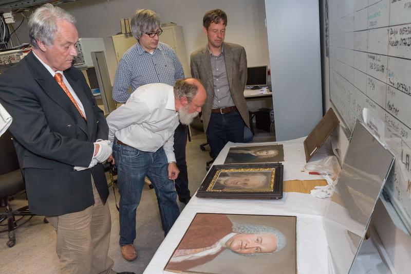 Bachbild-Besitzer Wolf-Dietrich Köster, Dr. Alex von Bohlen (ISAS), Prof. Metin Tolan (TU Dortmund) und Dr. Jörg Hansen (Bachhaus Eisenach) begutachten die drei Bach-Bildnisse (v.l.).