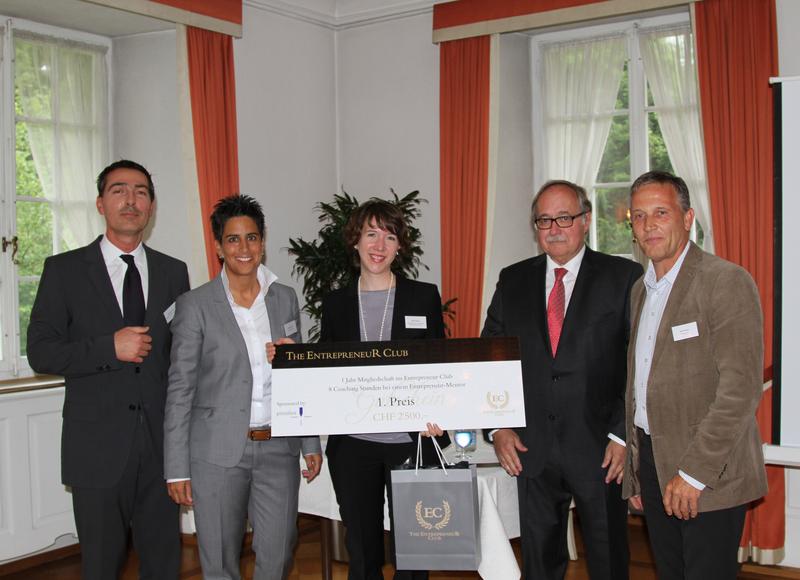 Helene Blumer, Wissenschaftliche Mitarbeiterin der Hochschule für Technik und Wirtschaft HTW Chur, gewinnt den Entrepreneur Award 2015 für ihre Masterarbeit. Vlnr: Prof. Peter K. Link