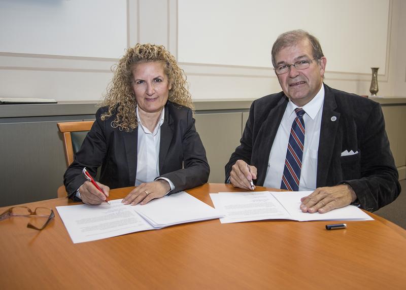 Frau Prof. Nina Vojdani, Landesvorsitzende des VDI M-V, und Rektor Prof. Wolfgang Schareck
