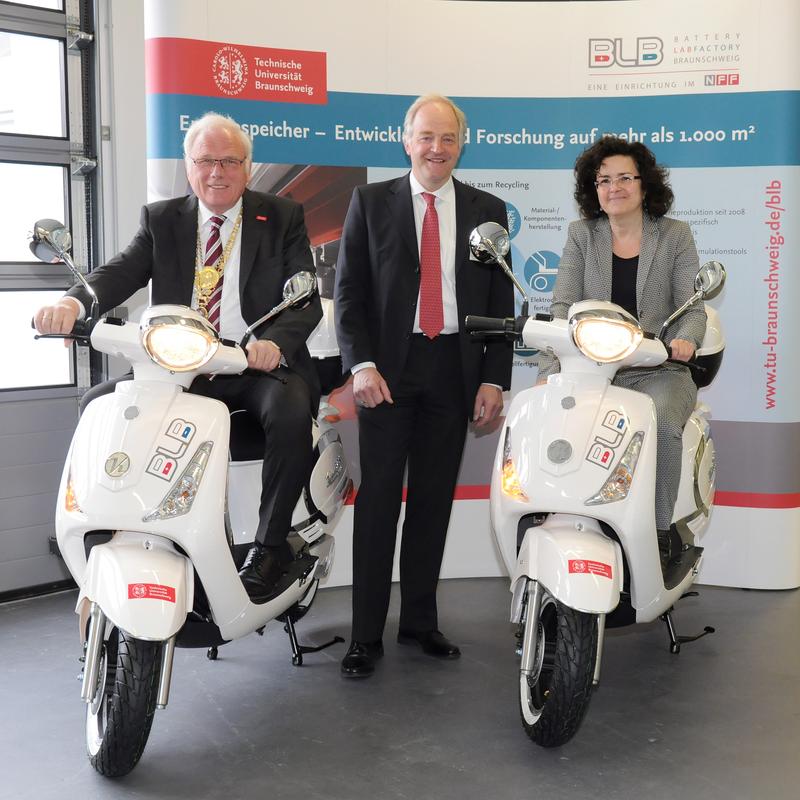 Elektroroller als Einsatzfeld: TU-Präsident Prof. Jürgen Hesselbach, BLB-Sprecher Prof. Arno Kwade und die Nieders. Ministerin für Wissenschaft und Kultur, Dr. Gabriele Heinen-Kljajić (von links). 