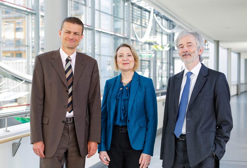 Der Vorstand des UKJ, v. l.: Dr. Jens Maschmann, Medizinischer Vorstand, Dr. Brunhilde Seidel-Kwem, Kaufmännischer Vorstand, Prof. Dr. Klaus Benndorf, Wissenschaftlicher Vorstand.