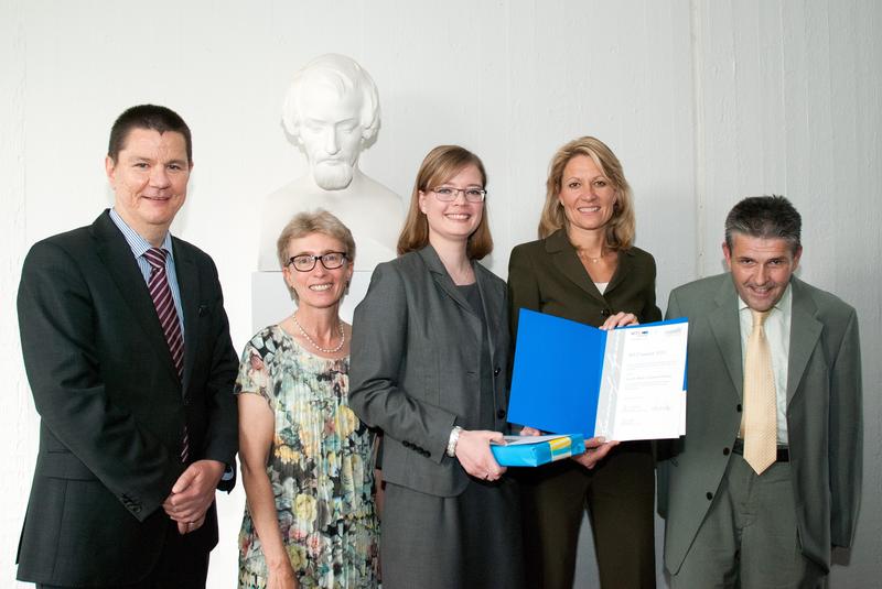 Prof. Dr. J. Windolf, Dekan d. med. Fakultät, M. Zimmermann, MTZ-Stiftung, Dr. M. Carstensen-Kirberg, Prof. Dr. A. Steinbeck, Rektorin d. HHU Düsseldorf, T. Zimmermann, MTZ-Stiftung (v.l.n.r.).