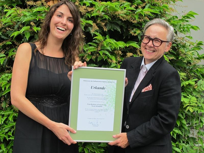 Nicole Steinmann (links) erhält ihre Urkunde von Fördervereins-Mitglied Susanne Glück (IQB GmbH)