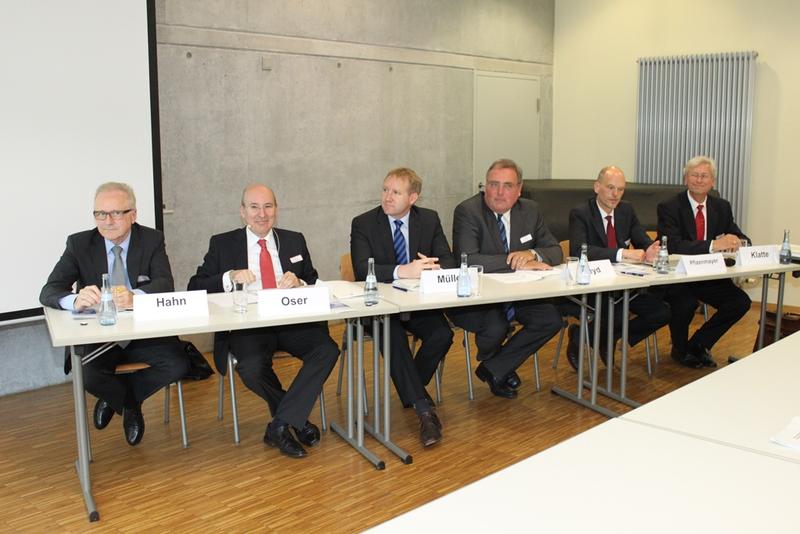Das Podium von links nach rechts: Prof. Dr. Klaus Hahn, WP/StB Prof. Dr. Peter Oser, Jens Peter Müller, Prof. Dr. Reinhard Heyd, Ralf Pfizenmayer, Prof. Dr. Volkmar Klatte. 