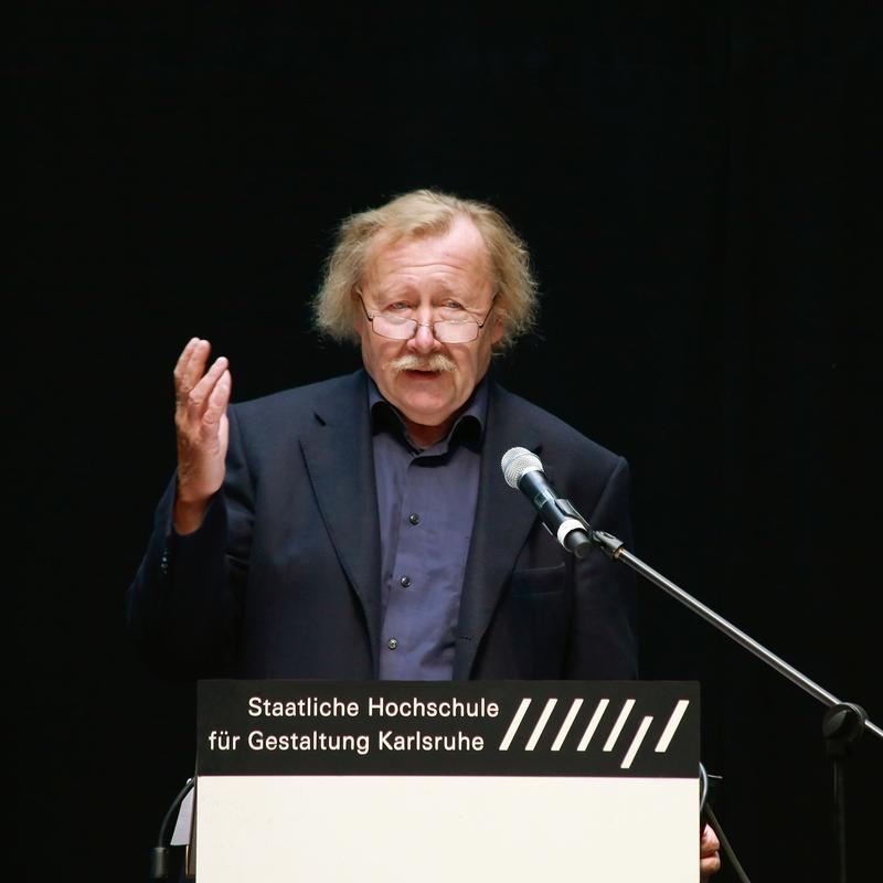 Prof. Dr. Peter Sloterdijk beendet seine Amtszeit als Rektor an der HfG Karlsruhe aus Altersgründen, wird aber weiterhin als Professor an der Hochschule tätig sein.