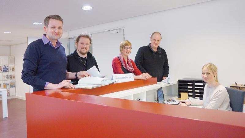 Markus Flohr (links) ist an der Universität Hildesheim seit zehn Jahren als Sachgebietsleiter für Immatrikulations- und Prüfungsangelegenheiten tätig. Im Bild: Am Servicepoint im Neubau der Uni.