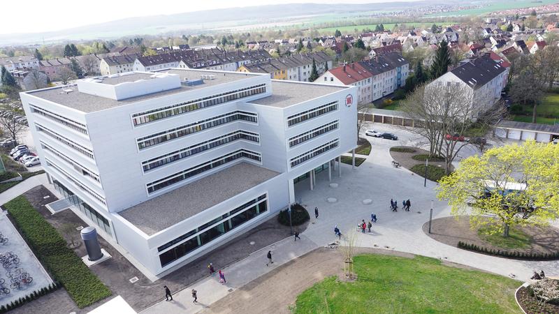 Im neugebauten Forum am Universitätsplatz 1 in Hildesheim können Studieninteressierte persönlich ihre Bewerbungsunterlagen abgeben. Mitarbeiter des Immatrikulationsamtes klären offene Fragen.