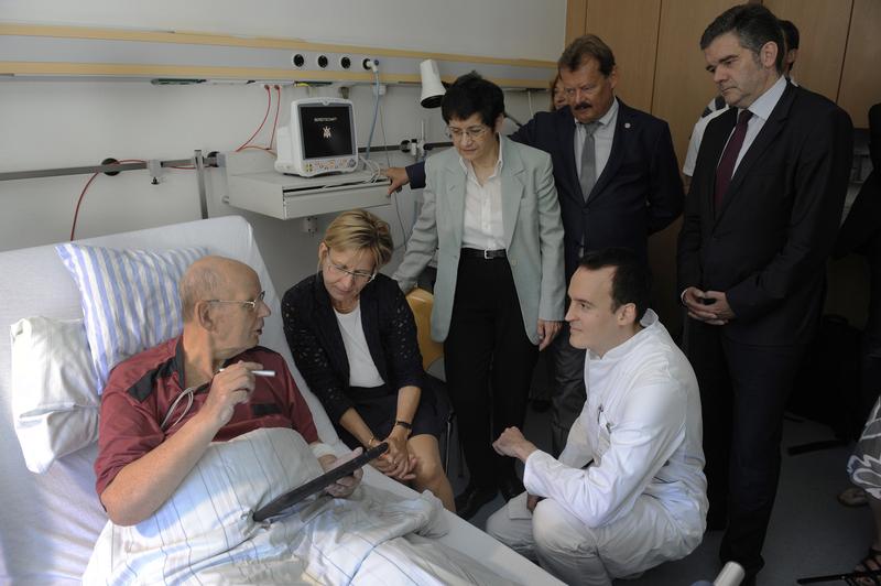 Lothar Engel discovers the new telemedic technique with secretary Barbara Klepsch, Prof. Ruth Strasser, Prof. D. Michael Albrecht, Dr. Jan Svitil, Dr. Axel Wehmeier