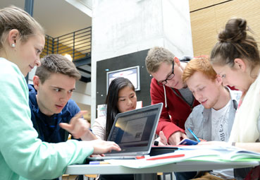 Gute Vorbereitung auf den globalen Arbeitsmarkt: Studierende der Hochschule Karlsruhe bei der Projektarbeit in internationalen Teams