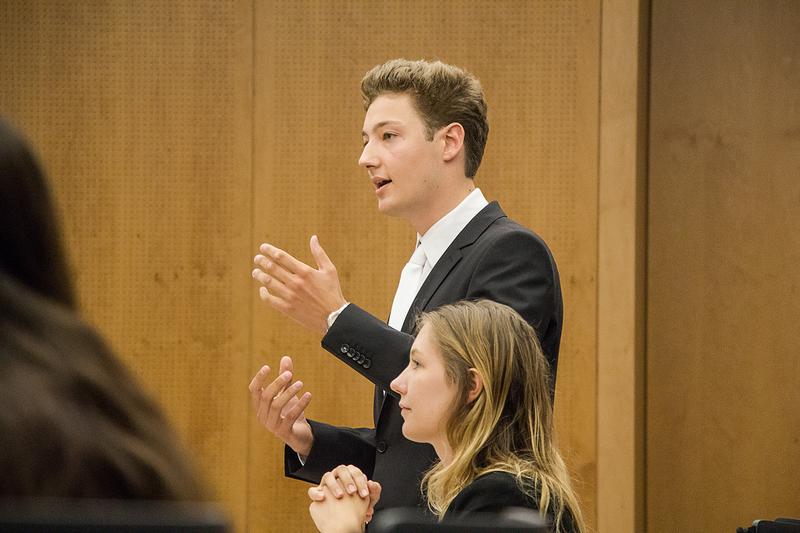 Chiara Fischer und Nikolaus Schröder während der Gerichtssimulation.