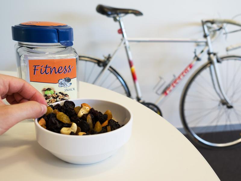 Die TUM-Forscher stellten fest, dass das als „Fitness“-Snack deklarierte Produkt übergewichtige Personen sowohl dazu verführte mehr zu essen, als auch weniger Sport zu treiben. 