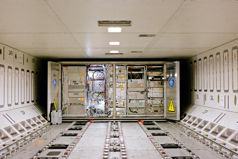 Der IAGOS-CARIBIC Messcontainer im Frachtraum des Lufthansa Airbus. 