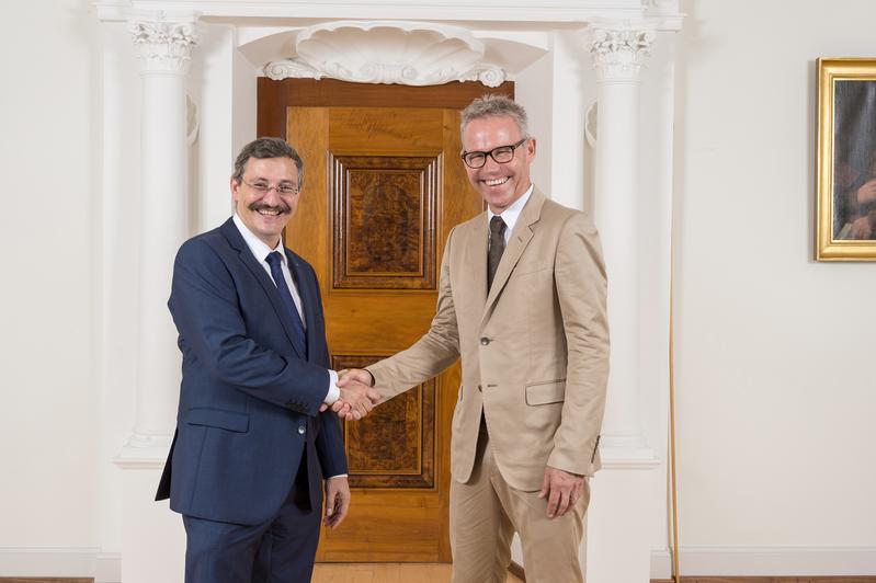 Handshake zwischen UZH-Rektor Michael Hengartner und Stiftungsratspräsidenten Michael Larsson. 