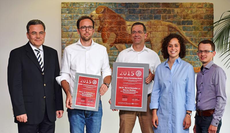 Lehrpreisübergabe an Marcus Welther und PD Dr. Bernd Romeike (2. u. 3. v.l.), PD Dr. Dr. Michael Kiehntopf (l., UKJ-Förderverein), Hanna Wachter und Andrey Doroshev (4. u. 5. v.l., Fachschaft)..