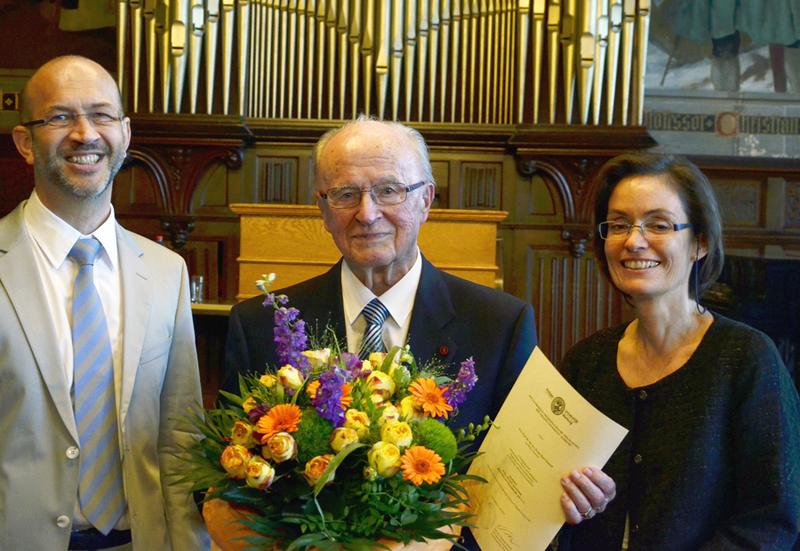 Prof. Franz Karl Stanzel (Mitte) erhält die Ehrendoktorwürde der Philipps-Universität Marburg. Mit ihm freuen sich Prof. Dr. Christoph Werner und Prof. Dr. Carmen Birkle.