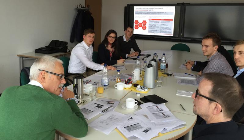 Kleine, effiziente Projektgruppen prägen das Studium an der HfWU | mit auf dem Bild: Prof. Dr. Willi Diez (vo. li.) und Prof. Dr. Stefan Reindl (vo. re.)