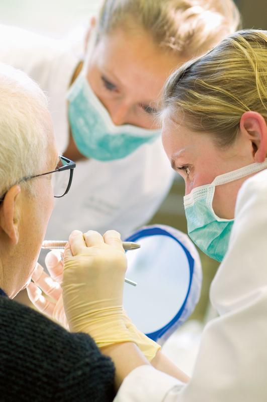 Die zahnärztliche Versorgung verstärkt auf den Erhalt der Mundgesundheit durch Prävention ausrichten, ist Ziel eines neuen Forschungsprojektes.