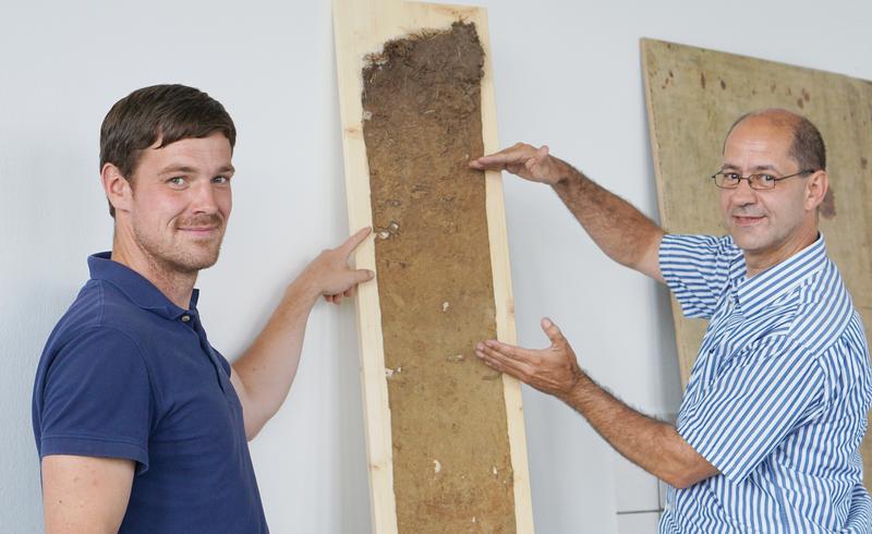 Nico Herrmann und Geographieprofessor Martin Sauerwein von der Universität Hildesheim forschen über Aufbau, Physik und Funktion von Böden sowie über Bodenschutz.