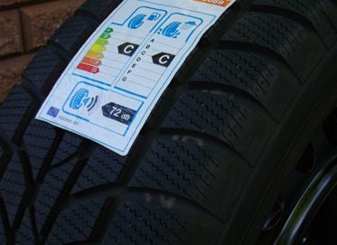 Mehr als 40 Prozent der Lkw-Reifen sind runderneuert. Forscher des Fraunhofer PAZ wollen sie langlebiger und spritsparend machen. 