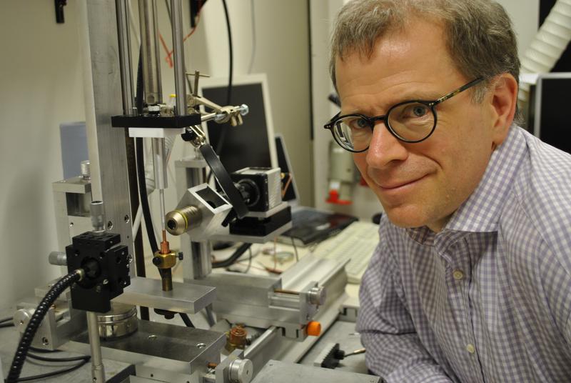 Professor Dr. Christian Wagner mit der Apparatur, die bei den Tropfen-Experimenten zum Einsatz kam.