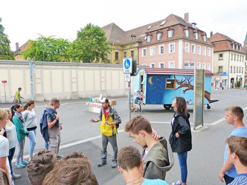 Berti vor der „Schmökerkiste“, einem Projekt des Fördervereins Wärmestube, die Menschen mit wenig finanziellem Spielraum günstig antiquarische Bücher anbietet.