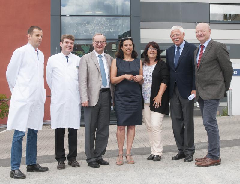Feiern 10 Jahre Zentrum für Stammzelltherapie in Würzburg (v. l.): PD Dr. G.U. Grigoleit, Prof. S. Mielke, Prof. H. Einsele, G. Nelkenstock, J. Lorenz-Eck, Prof. C. Speer und Prof. P.-G. Schlegel.