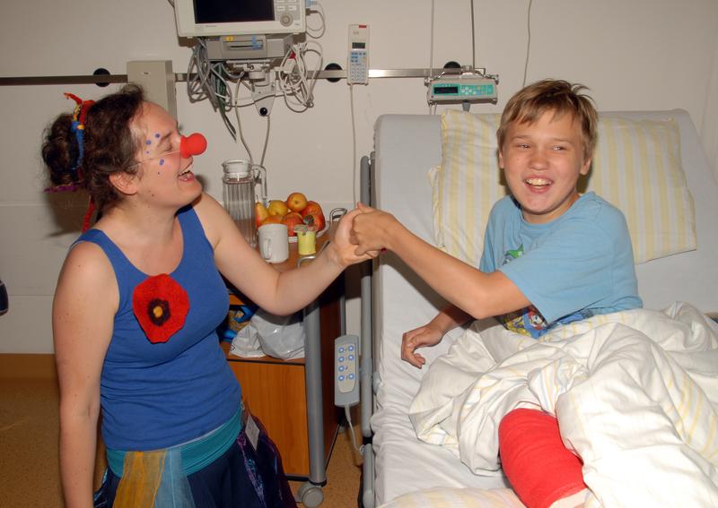Bei Janek (11) kommt der Besuch vom Klinikclown sichtbar gut an.