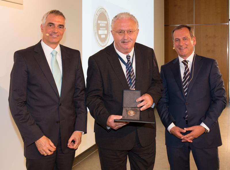 Der alte und der neue Vorsitzende der DKG, Peter Steinl (rechts) und Dr. Jörg Böcking (links) überreichten die Medaille und Urkunde an Prof. Dr. Günter Stein.