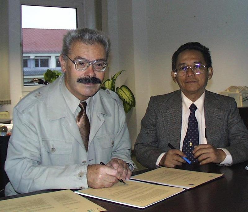 Prof. Storm (li.) traf in Bandung alte Bekannte: Dr.-Ing. Aman Mostavan hatte im Oktober 2000 den Kooperationsvertrag nach Erfurt gebracht. (Foto: Archiv FHE)