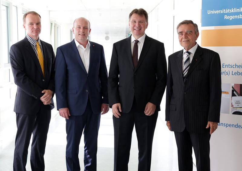 Prof. Oliver Kölbl (Ärztlicher Direktor UKR), Joachim Wolbergs (Oberbürgermeister Regensburg), Prof. Bernhard Banas (Leiter Transplantationszentrum) und Siegfried Bäumel (Nierentransplantierter)