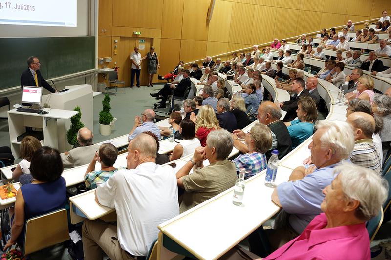 Professor Dr. Oliver Kölbl eröffnet als Ärztlicher Direktor des UKR den Festakt zum 20-jährigen Bestehen des Transplantationszentrums Regensburg.