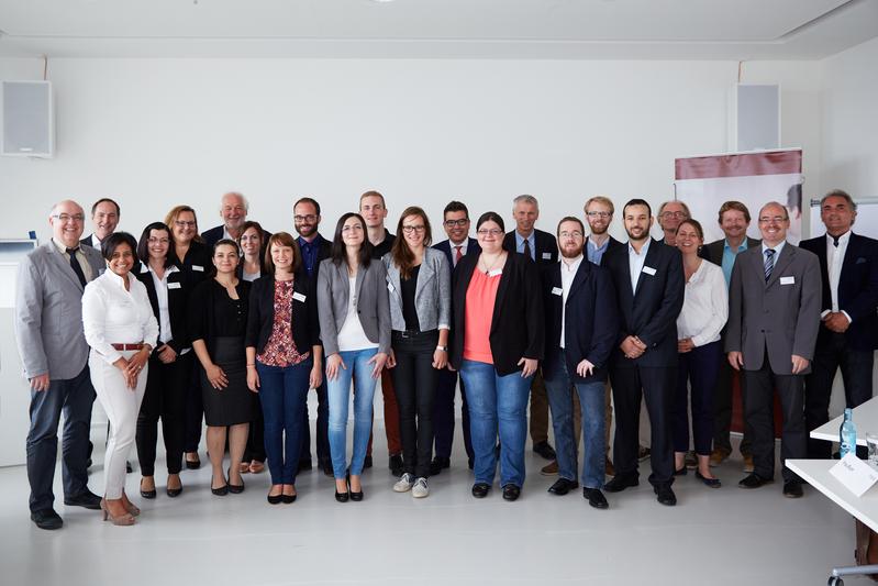 Gruppenfoto Stipendiatinnen und Stipendiaten mit Förderinnen und Förderern, Dekanen und h_da-Präsident Prof. Dr. Ralph Stengler, links, daneben Priya Talwar, h_da-Stipendienmanagement